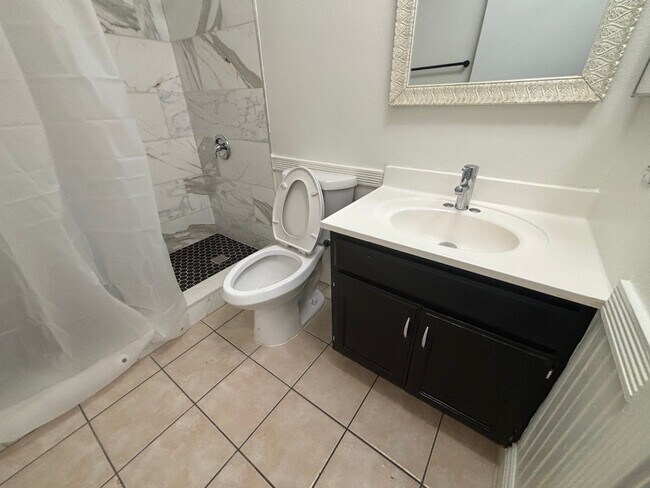 Building Photo - 2 Br/2 Ba. Condo on 2nd fl.