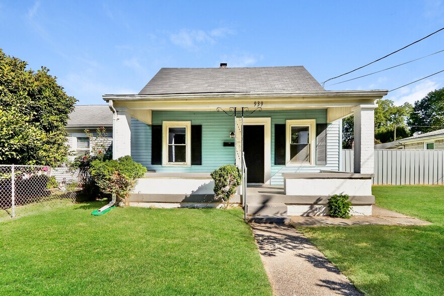 Building Photo - 939 W Florence Ave