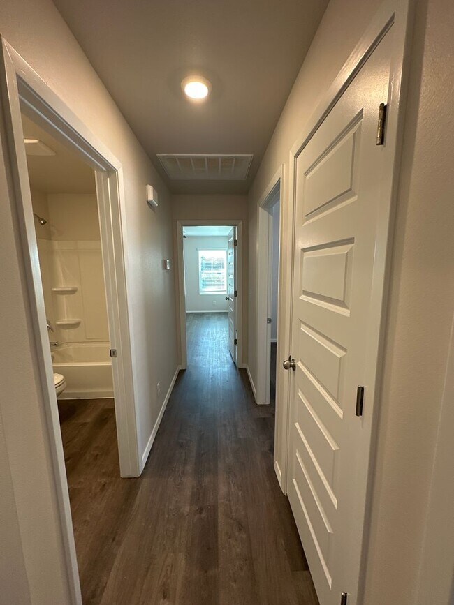 Building Photo - Pre-Leasing Now! Don't Miss This Charming 3-Bedroom, 2-Bath Home in Claremore