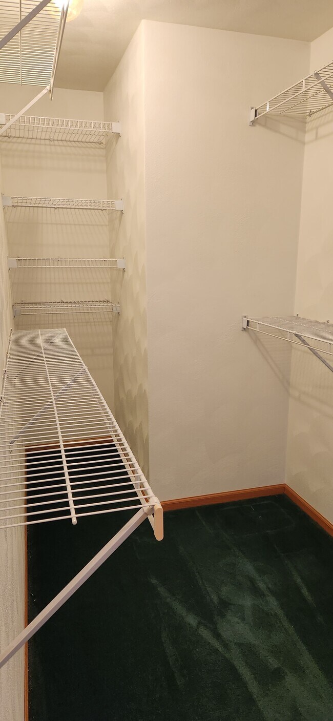 walk in closet - 4415 State St