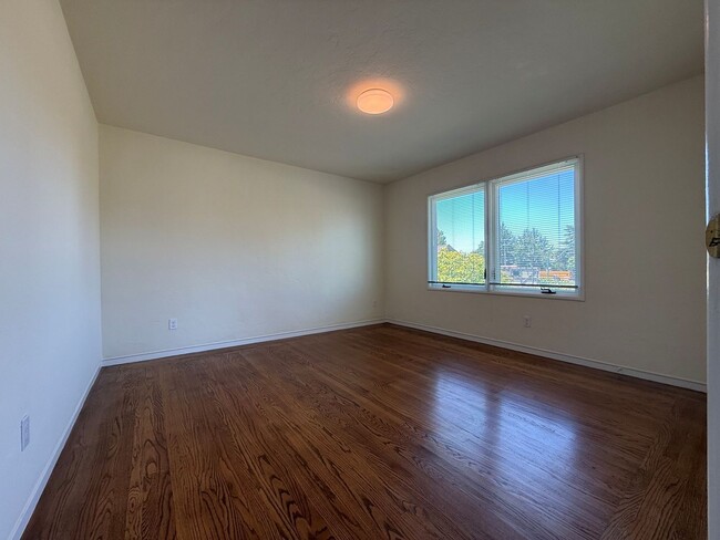 Building Photo - Bright Upper-Level 2BR Home in Alameda’s Desirable East End.