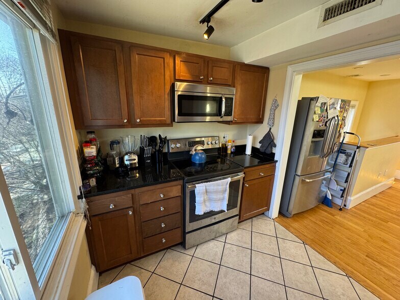 Building Photo - 208 Holland St