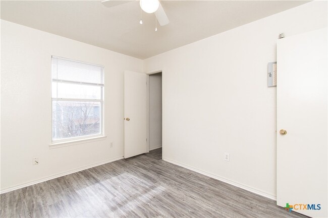 Building Photo - 1703 Cedarhill Dr