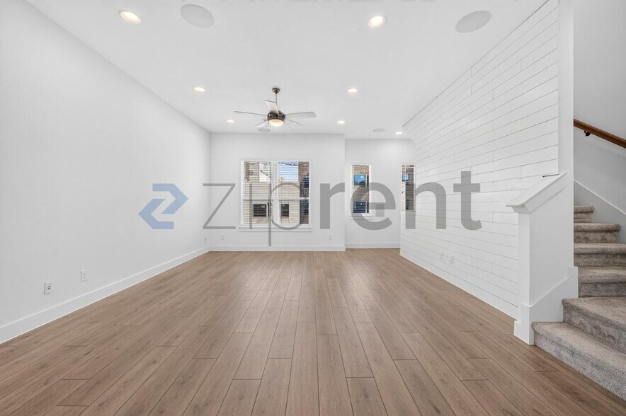 Building Photo - Unit