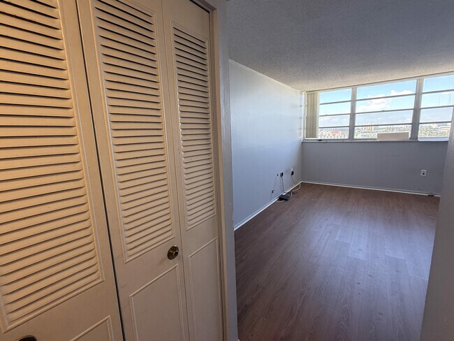 Building Photo - 13155 Ixora Ct