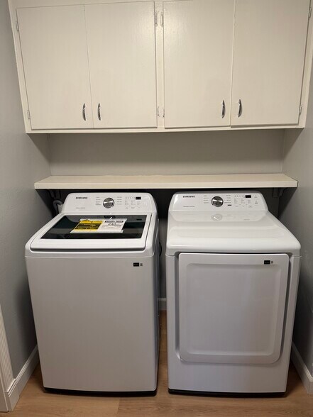 Building Photo - 1000 Figueroa St