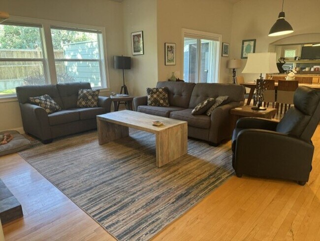 Building Photo - Fully Furnished West Side Location