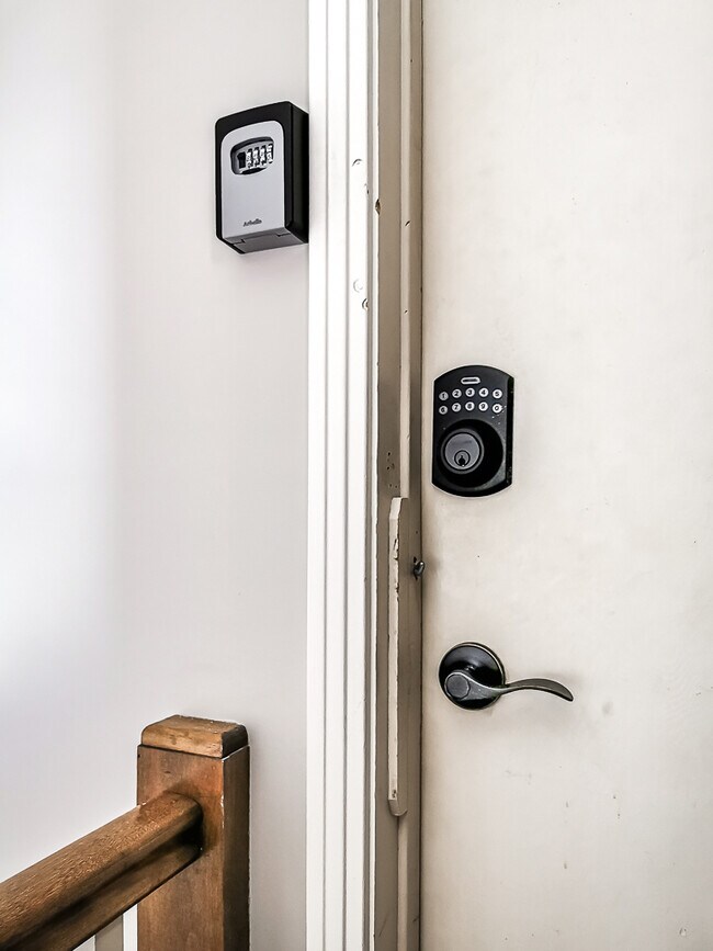 Building Photo - 1207 W 45th St