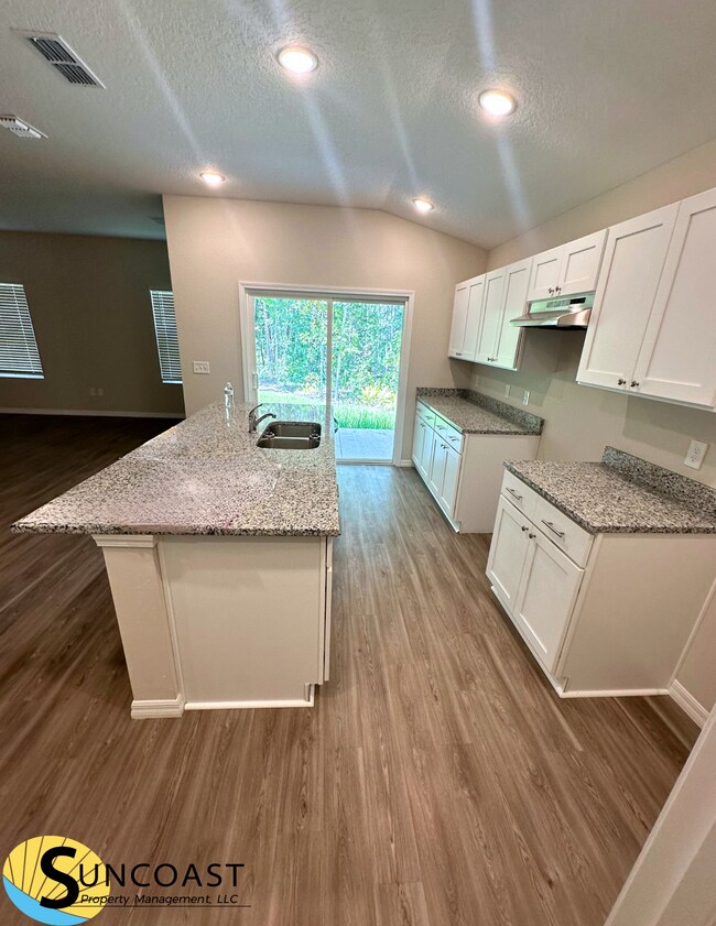 Building Photo - Elegant 4 Bedroom Off Collins!