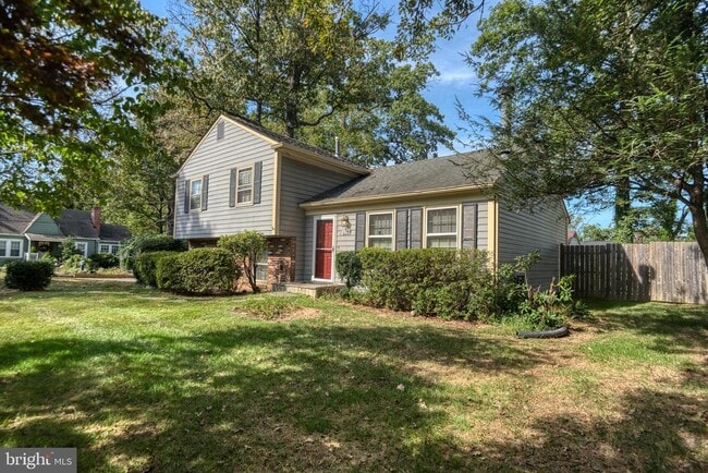 Building Photo - 800 Rosemere Ave