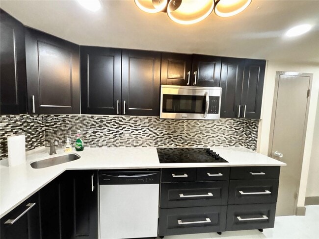 Building Photo - 999 Brickell Bay Dr