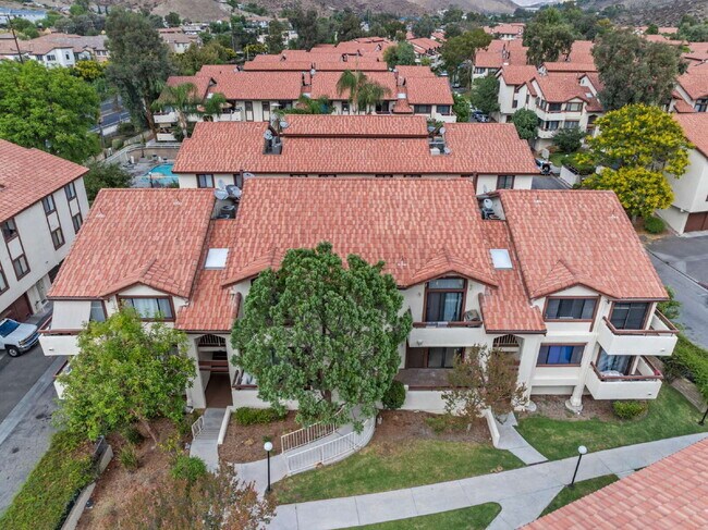 Building Photo - "Charming 2-Bed, 2-Bath Condo Retreat in S...