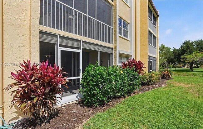 Building Photo - 1085 Forest Lakes Dr