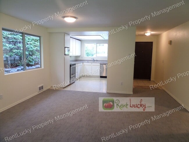 Building Photo - Super-Cute 2 Bedroom, 2 Bath Duplex in Unbeatable Location in Bellevue!!