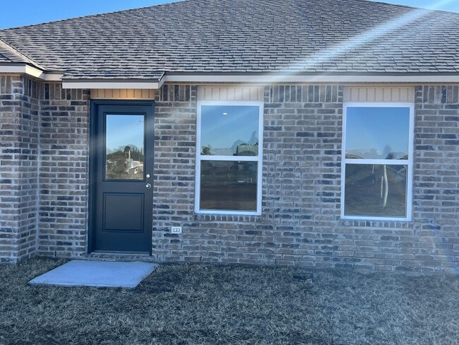 Building Photo - 561 SE 3rd Ter