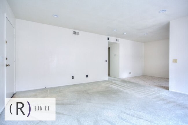 Building Photo - A Charming Condominium in a Quiet and Desi...