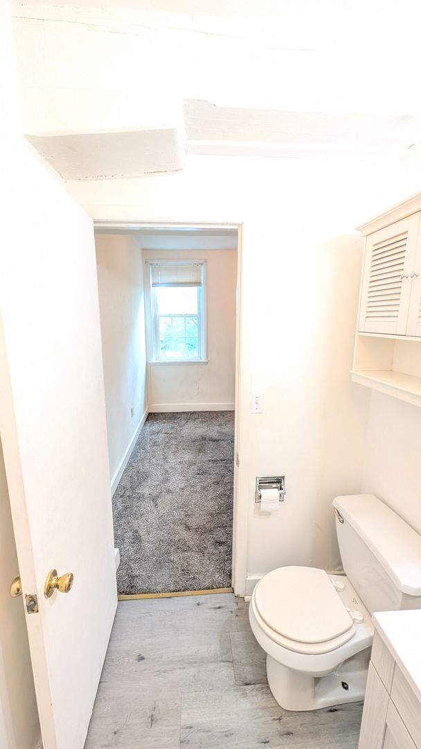 Building Photo - Creekside 1BR with Central Air and W/D