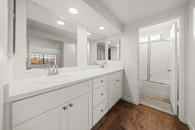 Building Photo - Large Renovated 3bed x 2.5bath Townhouse with Private Patio & 2-Car Garage