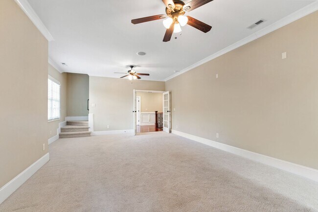 Building Photo - Elegant 5-Bedroom Residence with Luxurious...