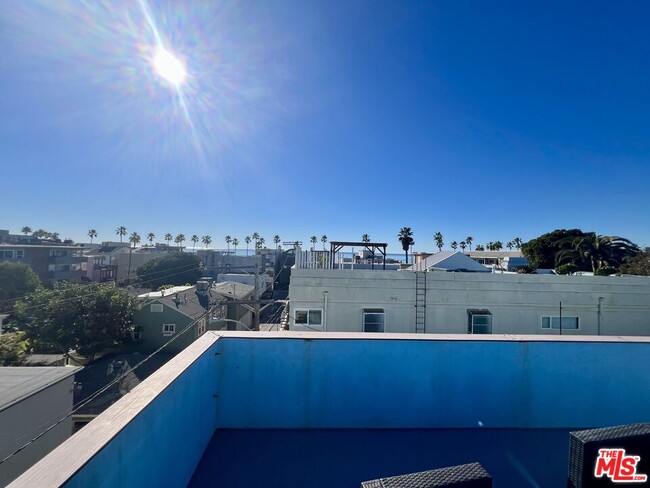 Building Photo - 32 28th Pl