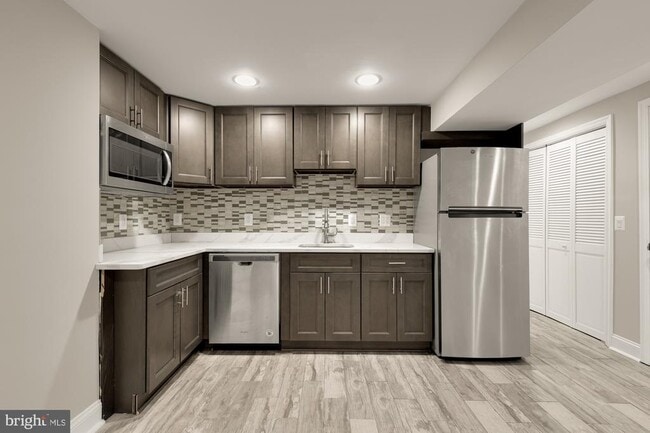 Building Photo - 2228 Kearny St NE