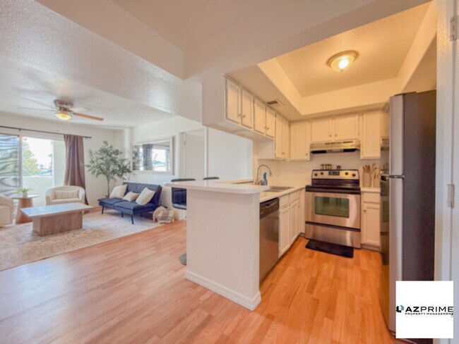 Building Photo - Stunning Fully-Furnished 2/2 Glendale Cond...