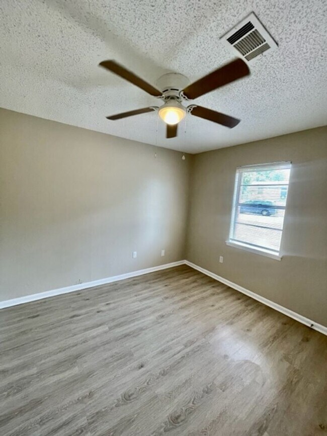 Building Photo - 816 Horseshoe Dr