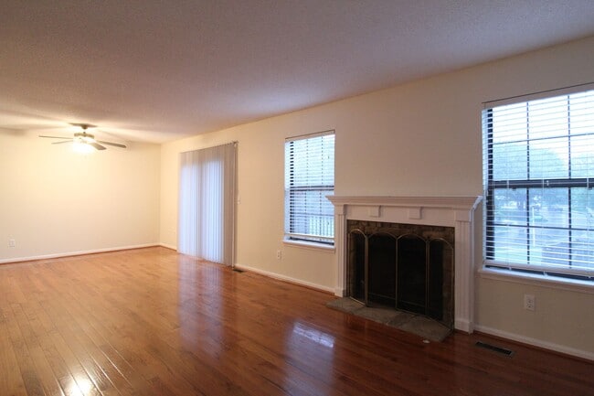 Building Photo - Beautiful 2+ Bedroom 4 Bath Townhome In Ov...