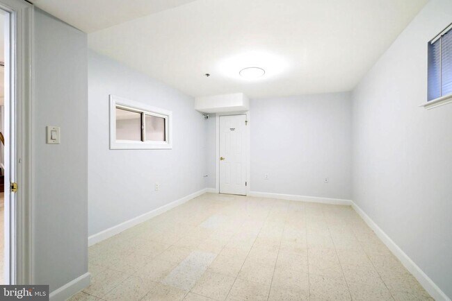 Building Photo - 711 Lamberton Dr