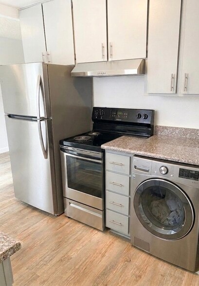 Electric stove with dryer hook up - 1366 Fredericks St
