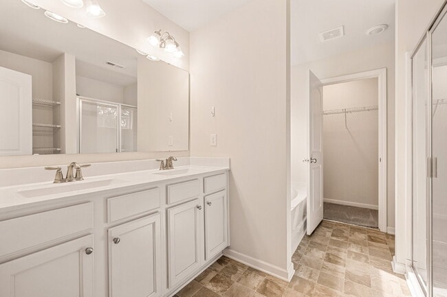 Building Photo - MOVE IN SPECIAL $600 off First Month!!!! Spacious 4-Bedroom Gem with 2.5 Baths –2216 Sussex Road ...