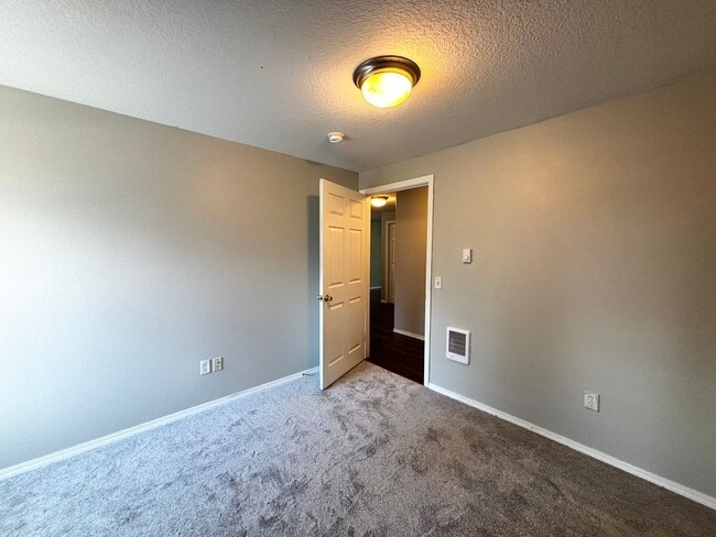 Building Photo - Modern Condo in Gresham near Glendoveer!