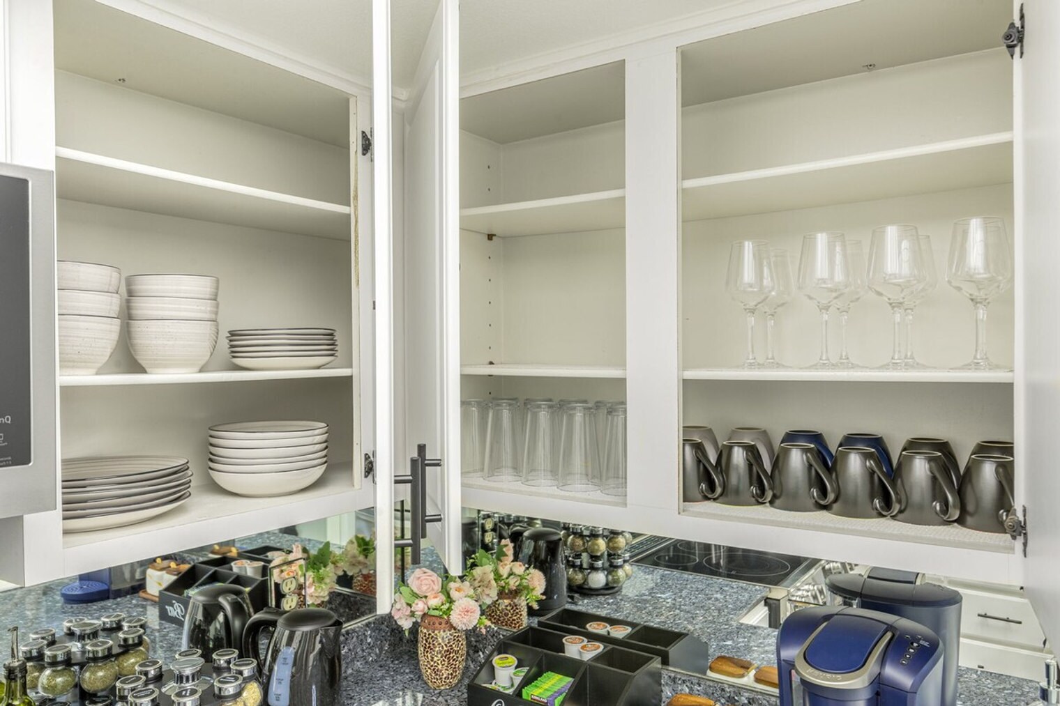 Building Photo - 1264 Bellevue Way NE