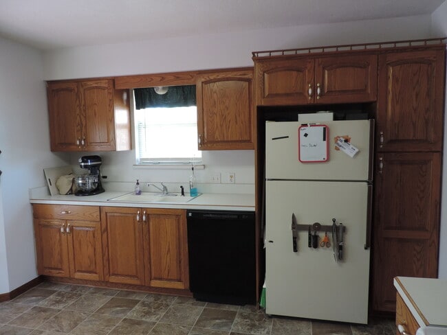 Building Photo - 704 Brookside Dr