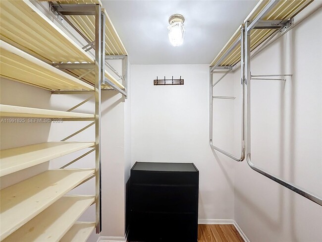 Building Photo - 605 Oaks Dr