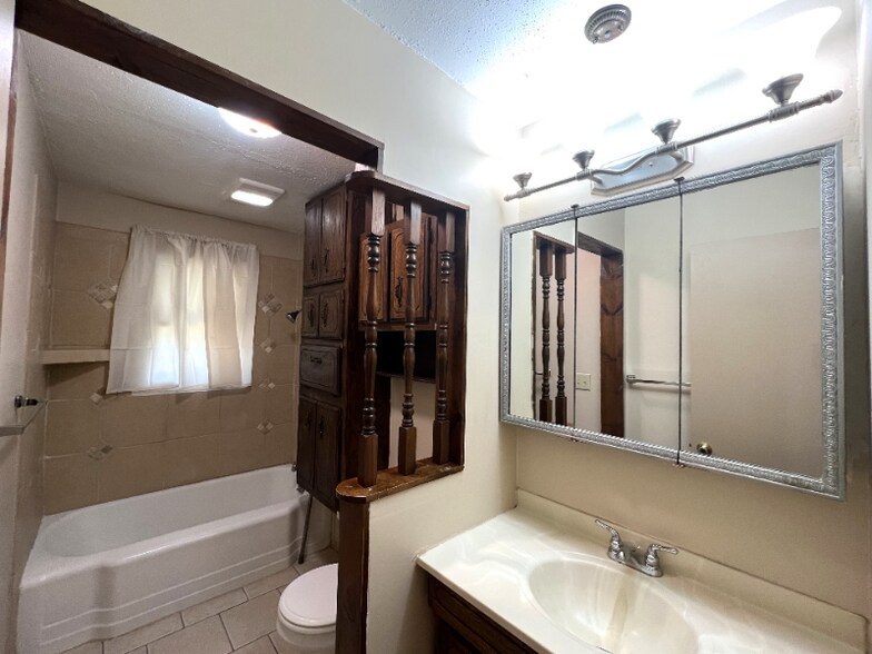 Building Photo - 631 Alexander Dr