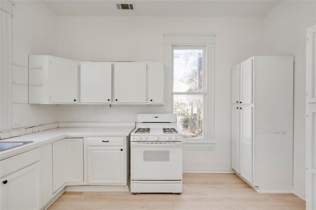 Building Photo - 81 San Marcos St