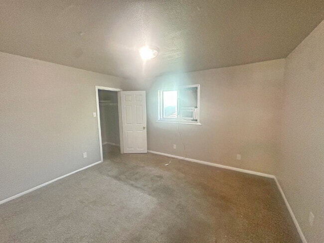 Building Photo - 2 Bedroom, 1 Bath Apartment