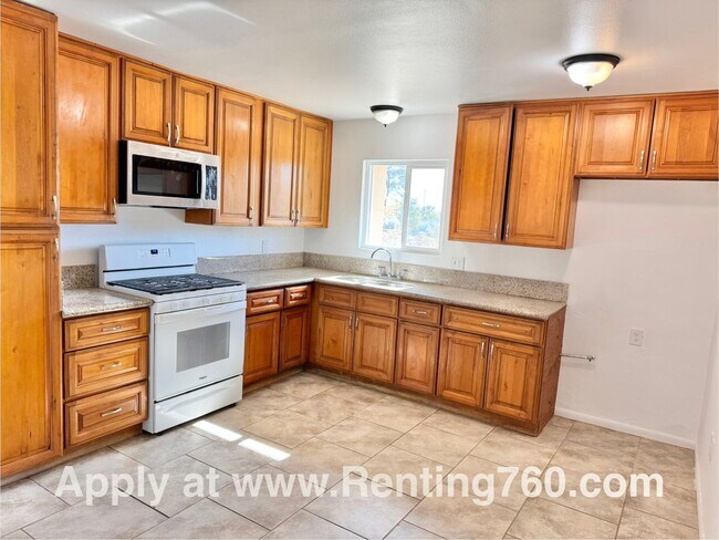 Building Photo - Charming 2 Bed 1 Bath Home with Spacious Y...