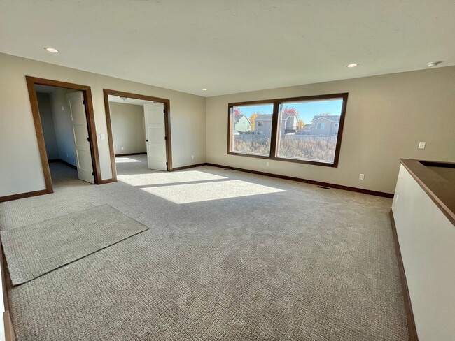 Building Photo - Stunning 5 Bed/2.5 Bath Townhome!