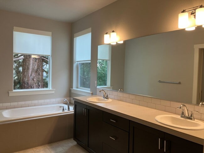 Building Photo - Large Three Bedroom Home in Sustainable South Salem Community