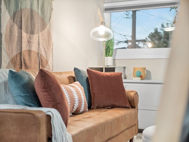 Building Photo - Boho Chic Loft (Furnished)