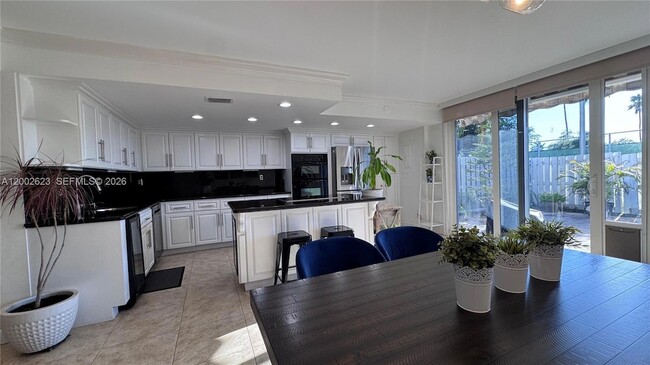 Building Photo - 903 NE 27th Ave