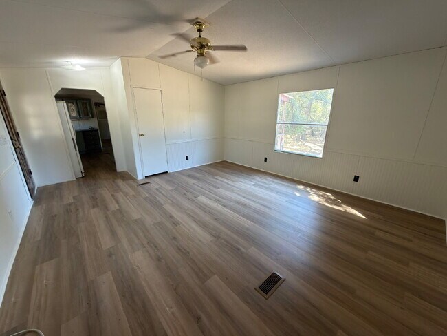 Building Photo - 3 bed 2 bath. New vinyl floors throughout.