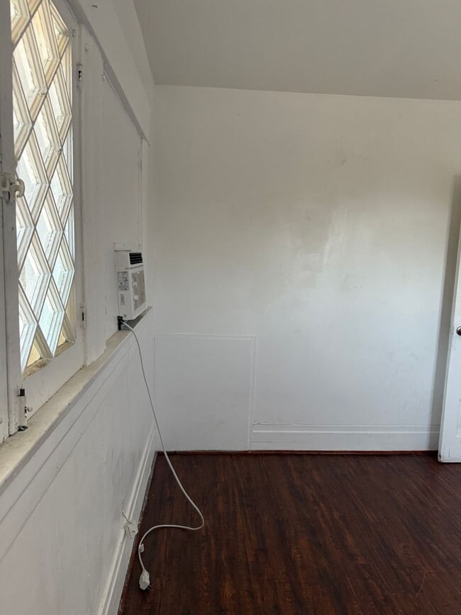 Building Photo - 649 W 8th St