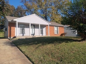 Building Photo - Spacious 3BD/1B Family home