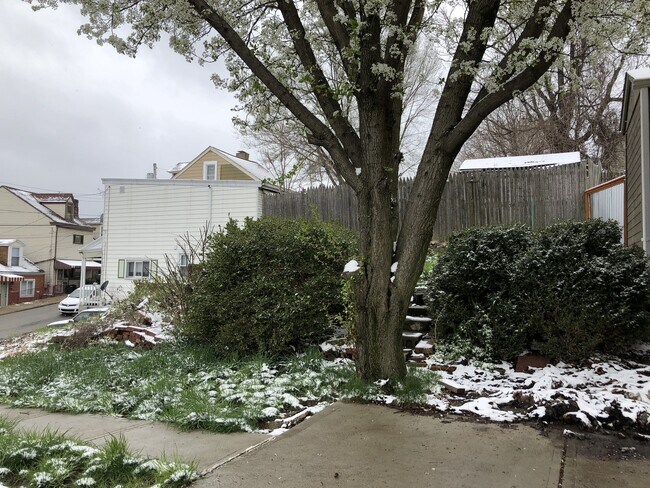 Building Photo - Spacious 2 BED/2 Bath -Off Street Parking!!