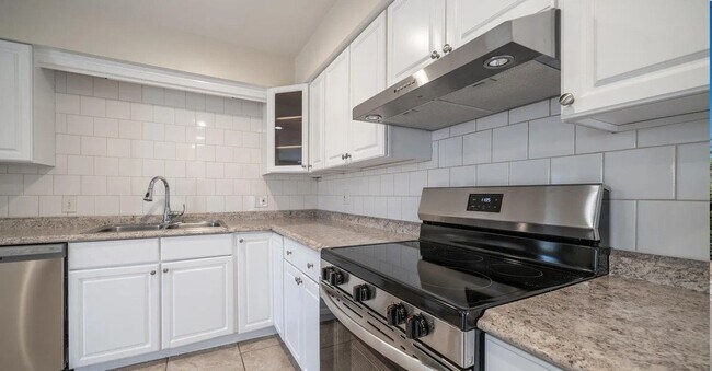 Building Photo - 5638 N 61st Ln