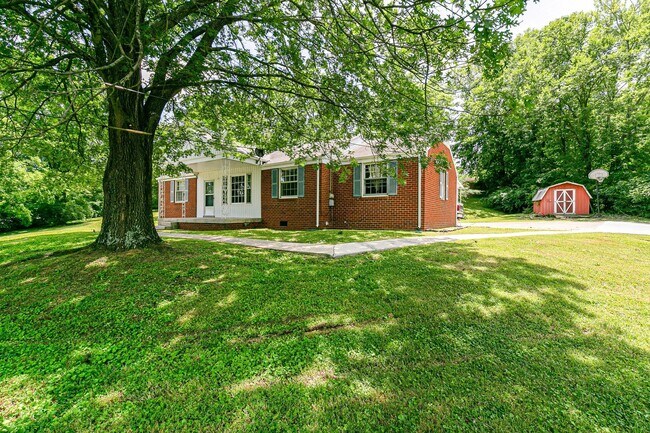Building Photo - Cozy One Story, 3 bedroom, 2 baths, 1411 sqft