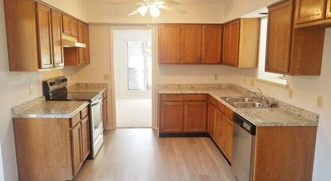 Building Photo - Spacious, Remodeled Duplex Unit Near Hulen...